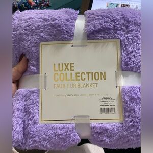Luxe Collection Faux Fur Blanket in Lavender